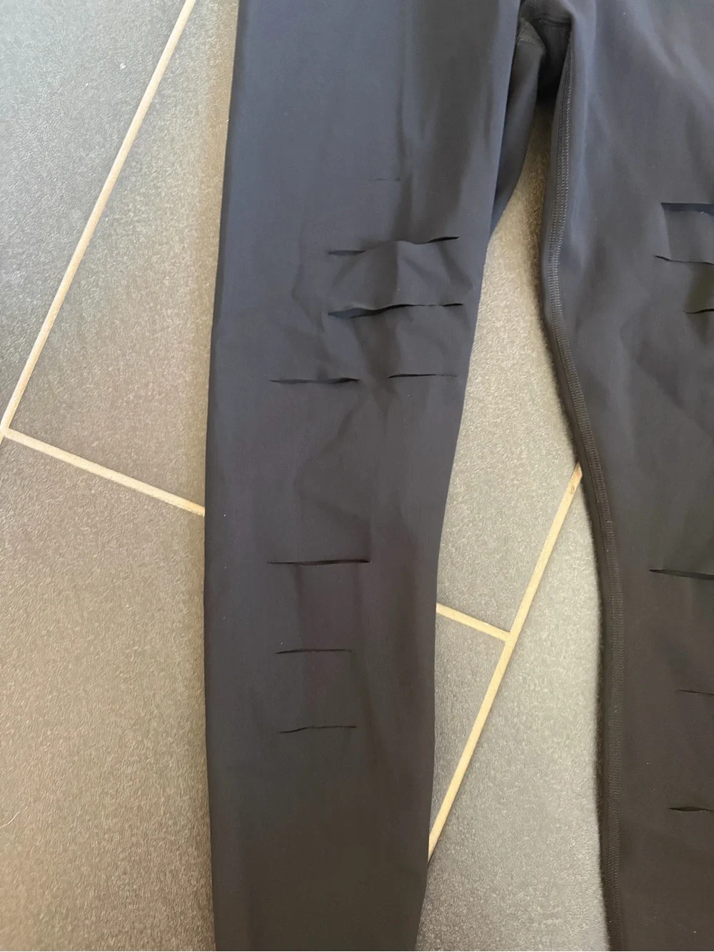 ALO Yoga Black 7/8 Ripped Warrior Leggings size small EUC